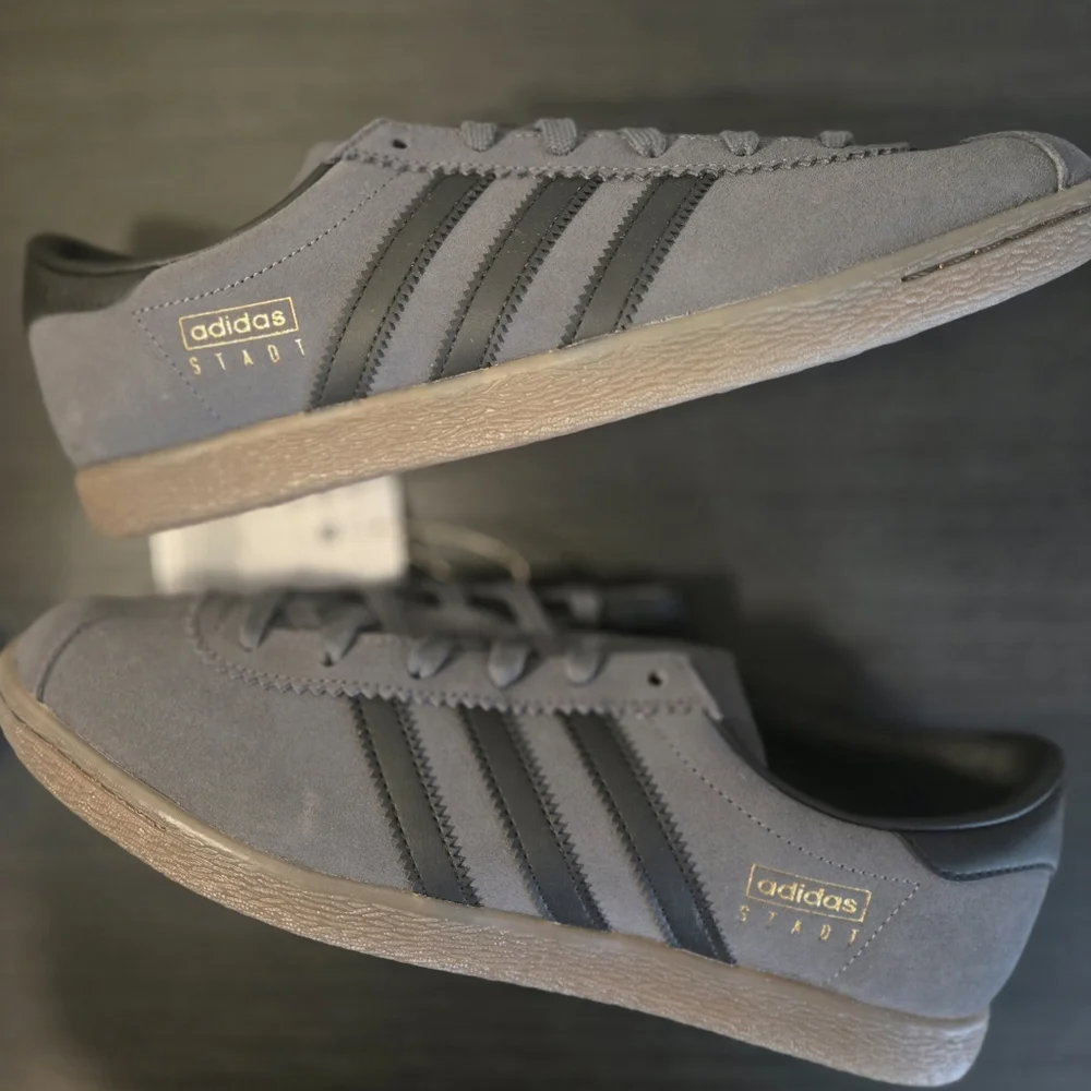 ADIDAS Stadt Gray Suede with Black Stripes MENS 10 New